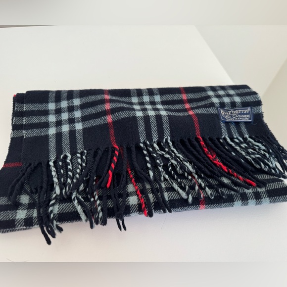 BURBERRY’s NAVY SCARF 100% CASHMERE - Picture 3 of 6